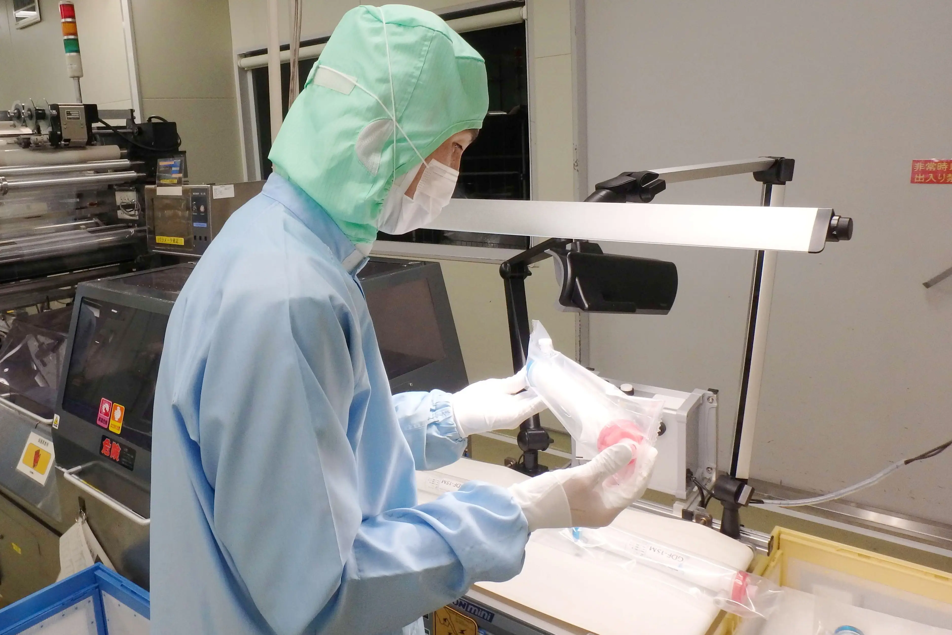 包装後の目視確認の様子