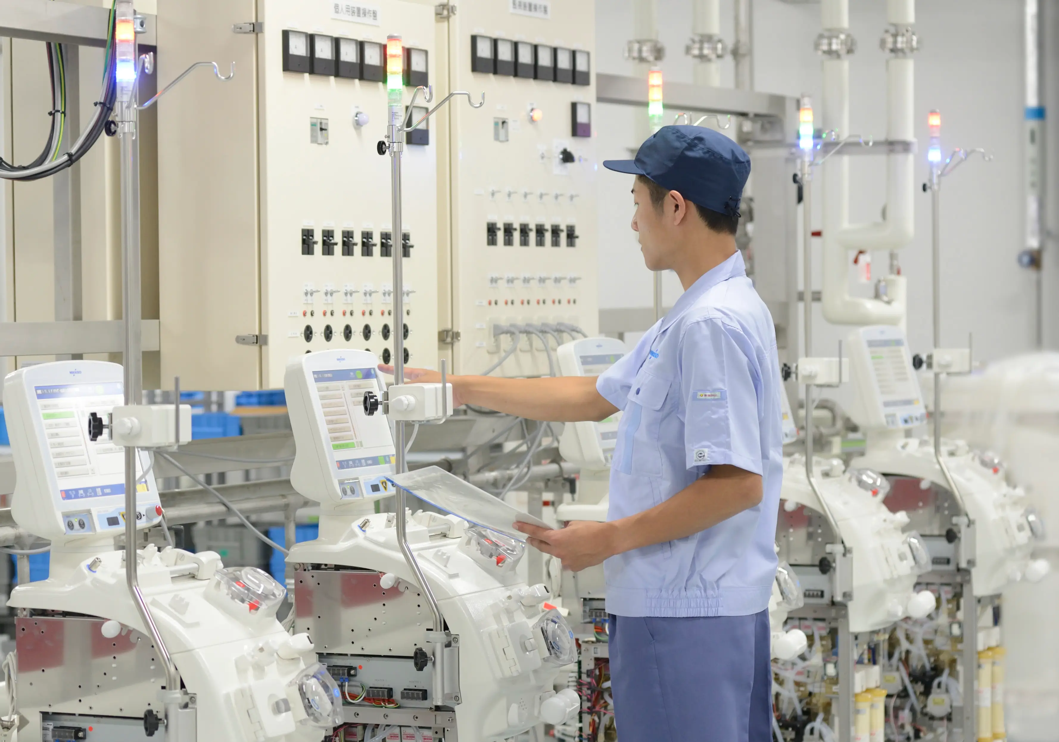 透析装置の製造現場
