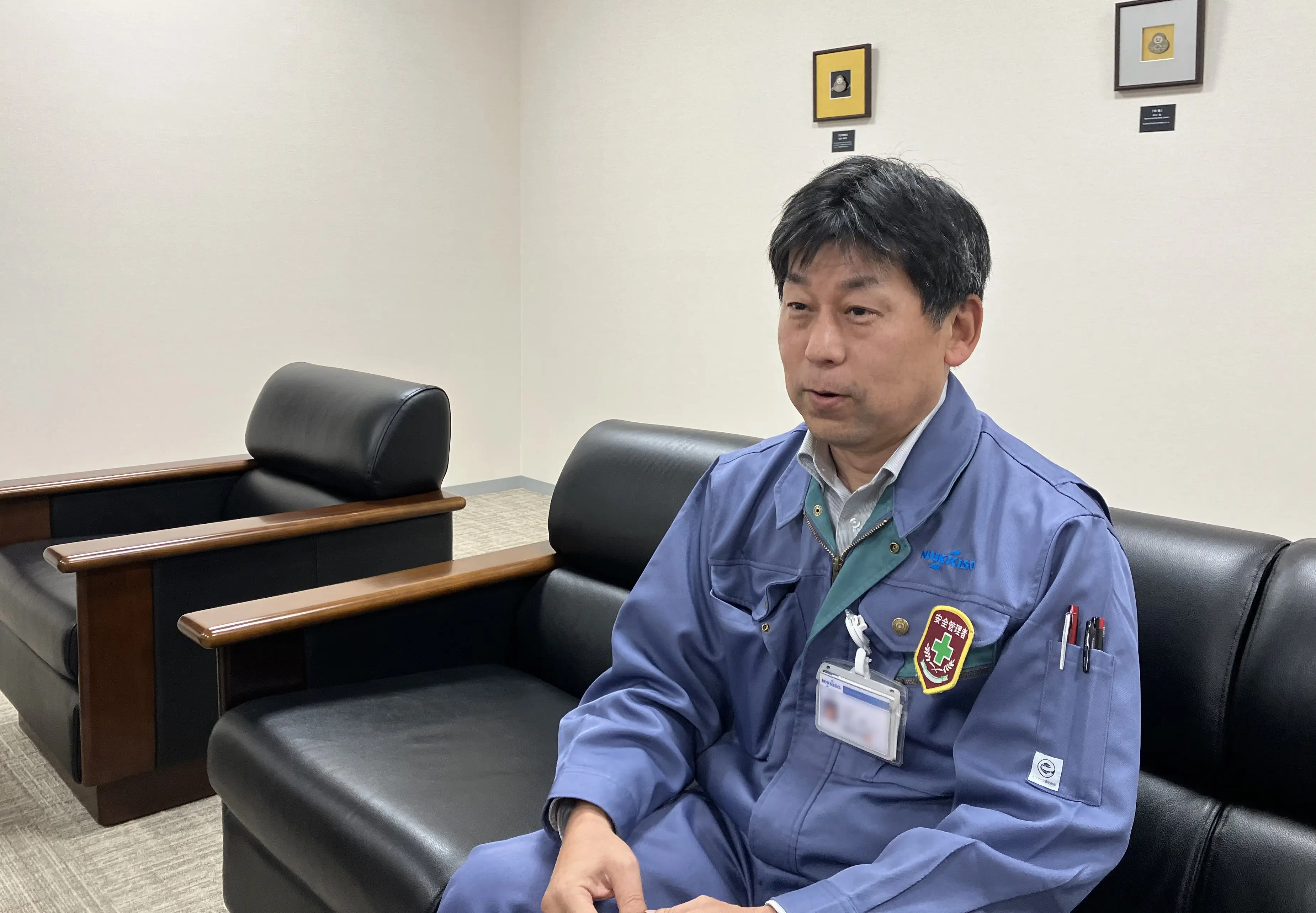 インタビューに応える杉本工場長