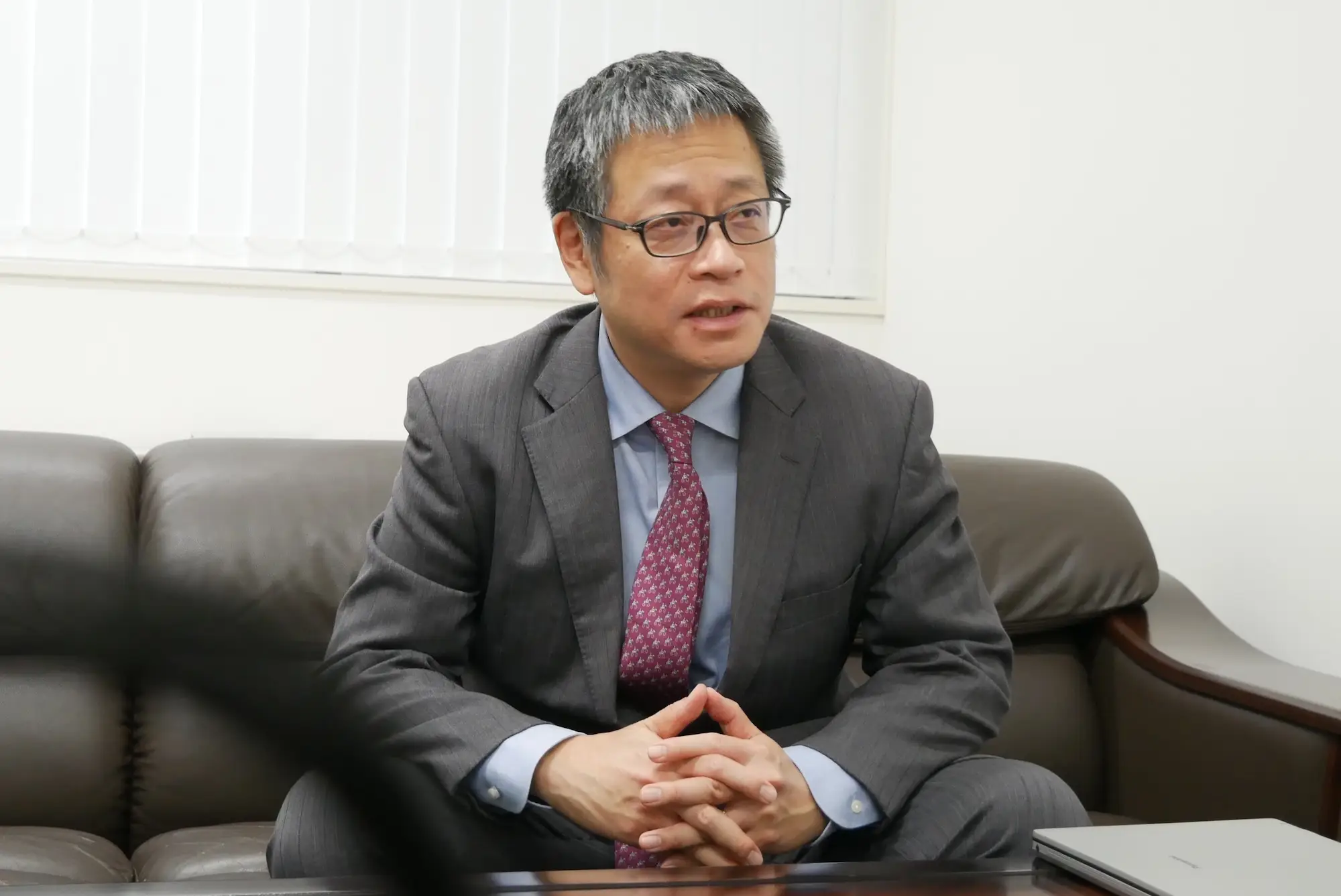 取材に応える京都大学iPS細胞研究所（CiRA）・長船先生