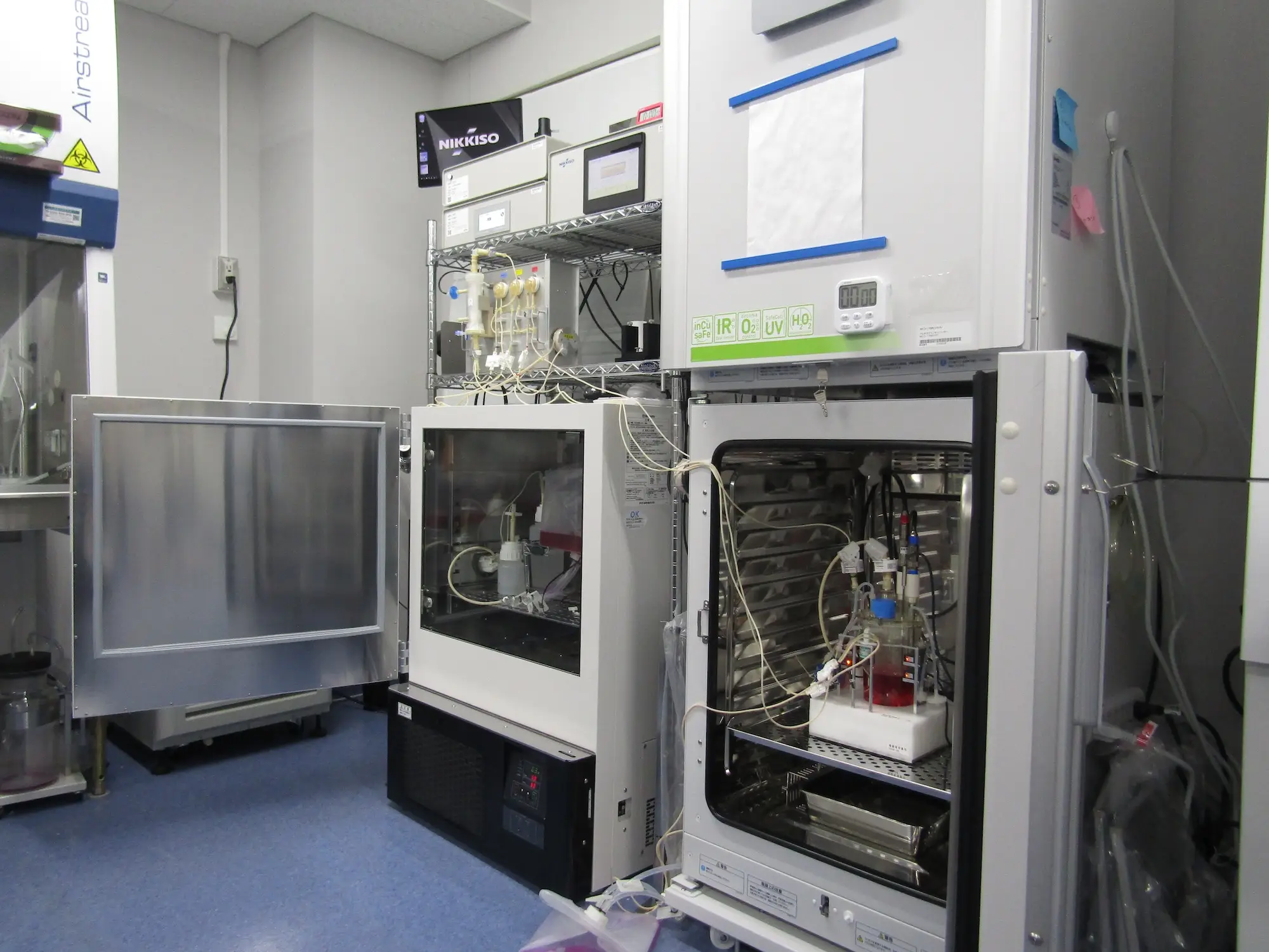 リジェネフロ社に設置された日機装製大量培養システム