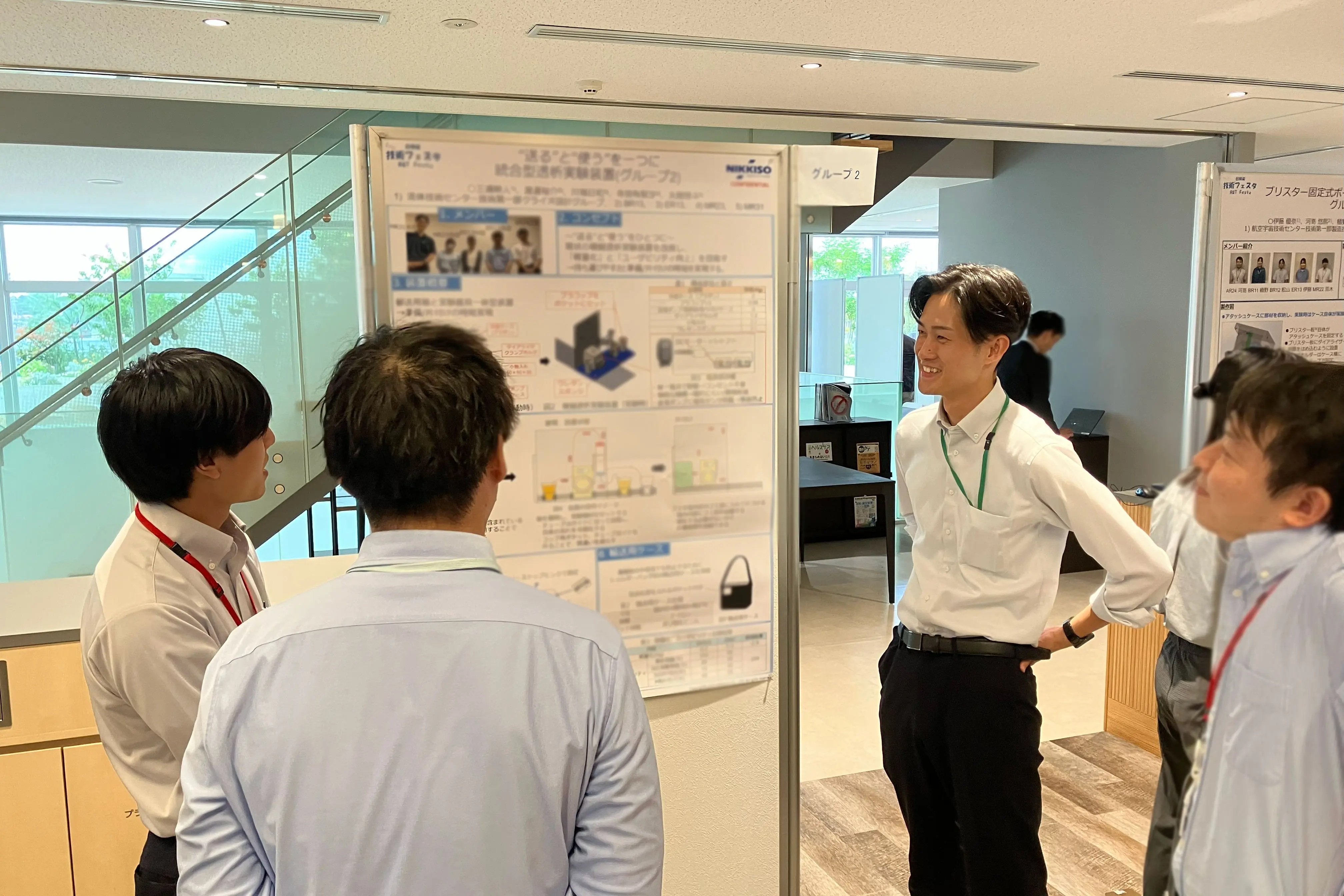 社内で開催されたデザインコンペでのポスタープレゼンテーションの様子