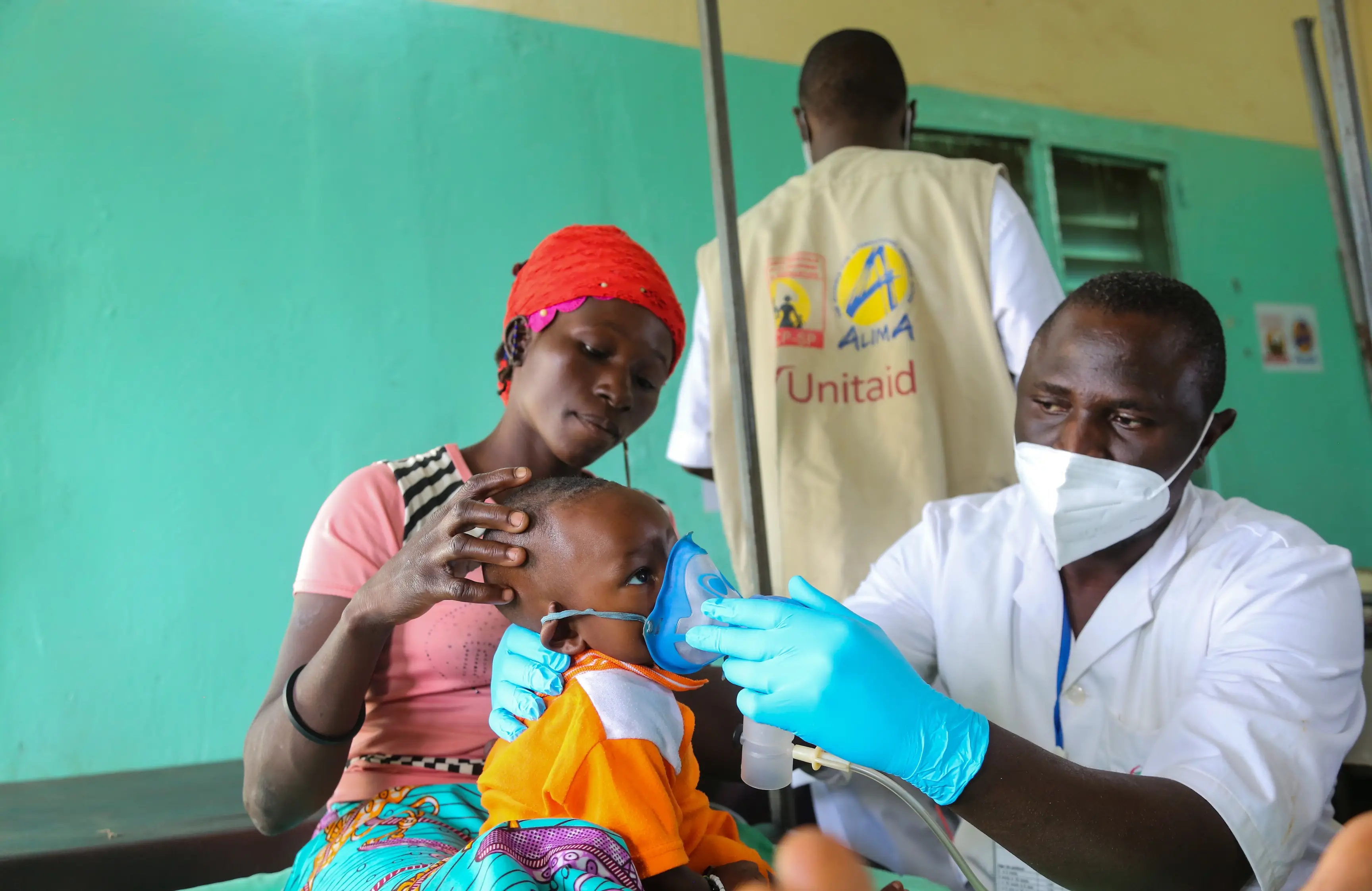 治療を受ける現地の子ども