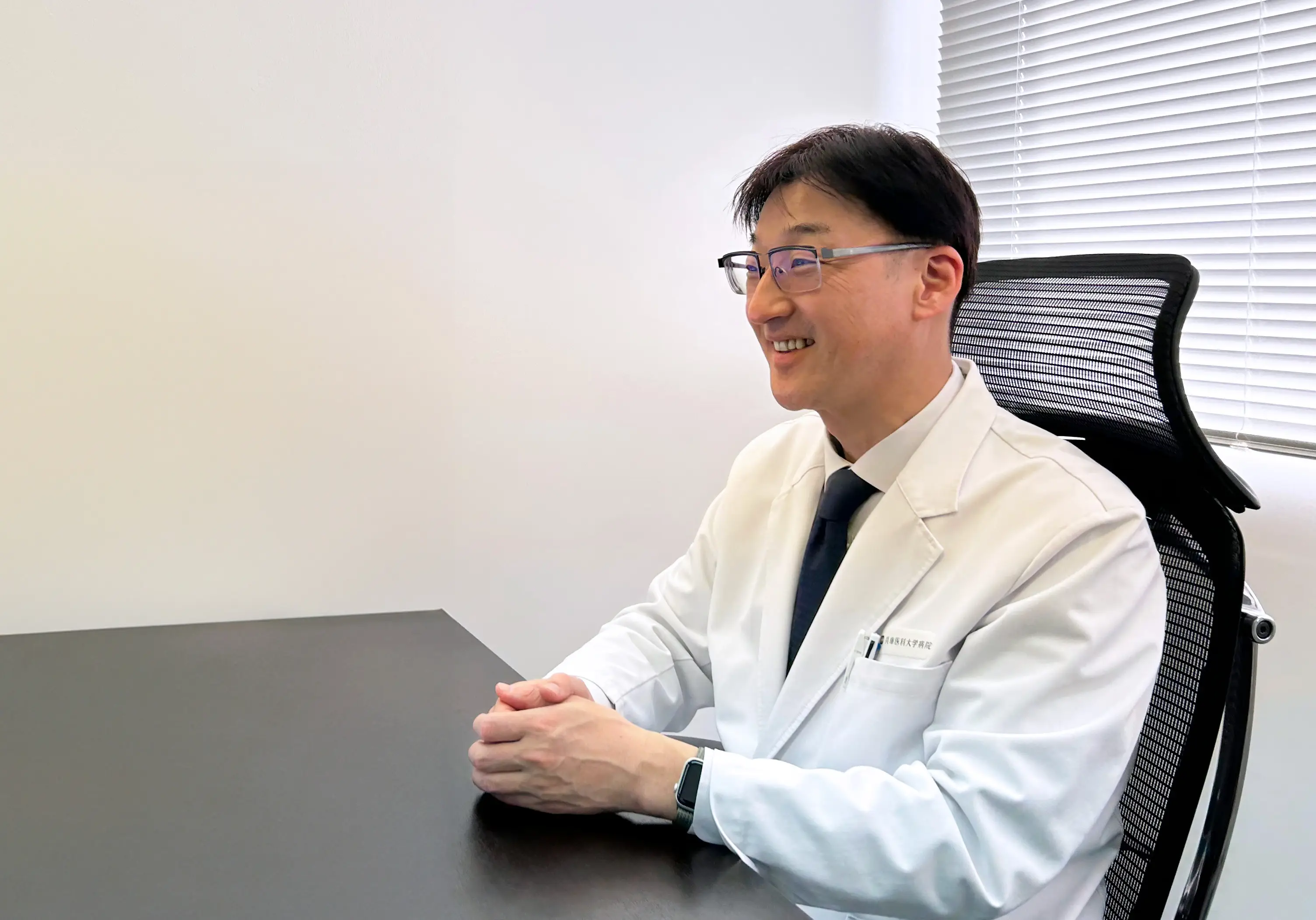 取材に応える新﨑信一郎先生